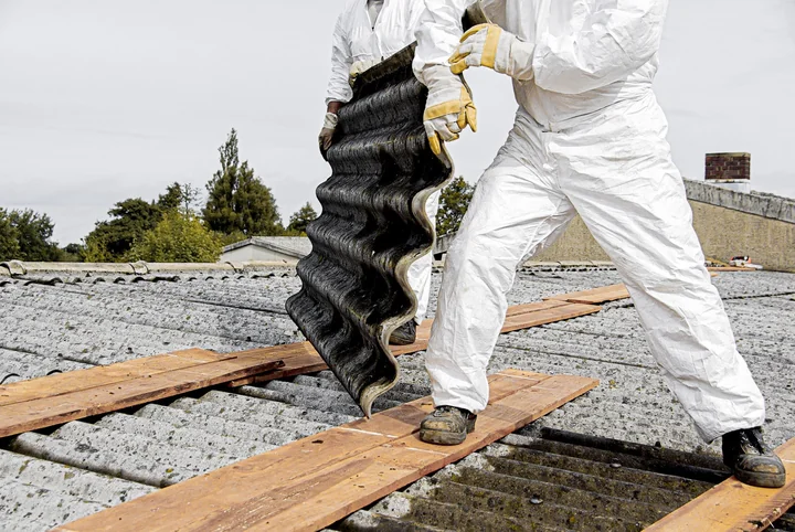 A licensed asbestos abatement contractor from Slice It Right demonstrating how to safely remove asbestos roofing from a Perth home.